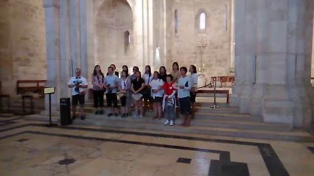 Korean Christian Pilgrims sing at St Anne's Jerusalem смотреть онлайн