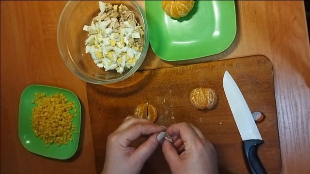 Салат з м'ясом та мандаринами смотреть онлайн