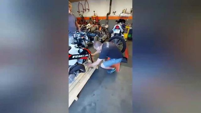Rieju MR300 Racing 2021 Enduro Unboxing in Mototechnika Garage Gdańsk/ new bike смотреть онлайн