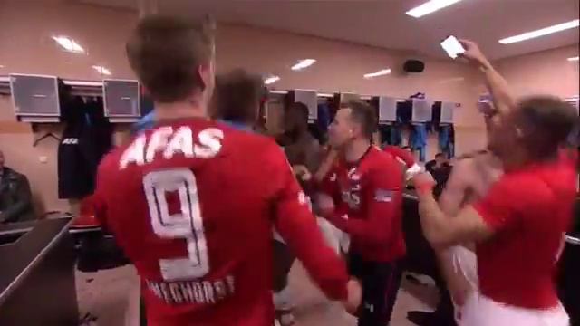 Танцы в раздевалке АЗ смотреть онлайн