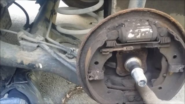 Nissan Note  замена задних тормозных колодок.