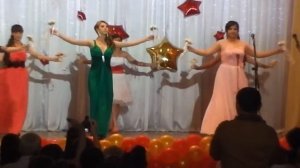 Вальс девочек на выпускном вечере.