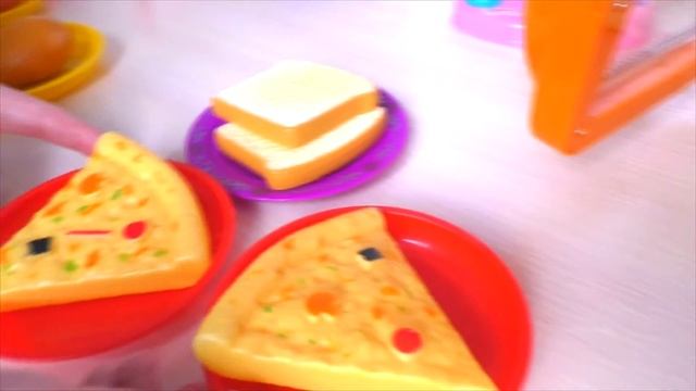 Видео для Детей – Игрушечная кухня готовим пиццу и жарим хлеб Videos for Kids Toy Kitchen смотреть онлайн