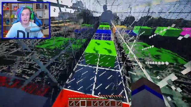 МЫ ЗАШЛИ ВО ВНУТРЬ ГИГАНТСКОЙ НАСТОЛЬНОЙ ИГРЫ НА ДЕНЬГИ В МАЙНКРАФТ! смотреть онлайн