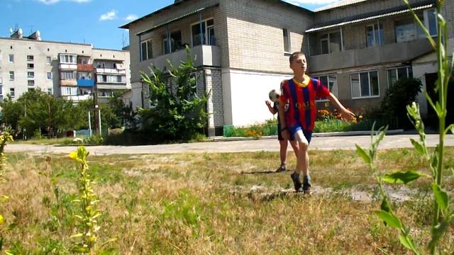 Обучение набивания мяча на : коленках , ногах , голове . смотреть онлайн