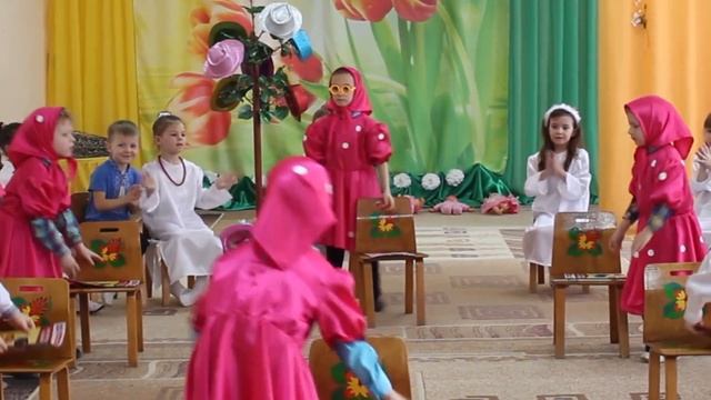 Шуточный танец БАБУШЕК с журналами (старшая группа) смотреть онлайн