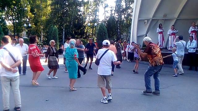 96. Танцы парк горького Харьков. *Маруся раз два три*. Танцуем ретро танцы. смотреть онлайн