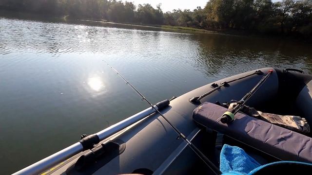Рыбалка на Беляевских карьерах с лодки с мотором.04.11.2022г. смотреть онлайн