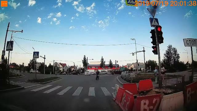 Очередной хрус летит под красный сигнал светофора смотреть онлайн