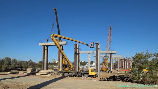 Мост через железную дорогу в конце сентября, работа старого автогидроподъёмника. смотреть онлайн