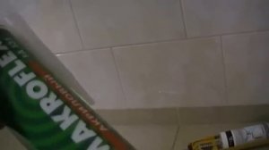 Клеем плитку на силиконовый герметик