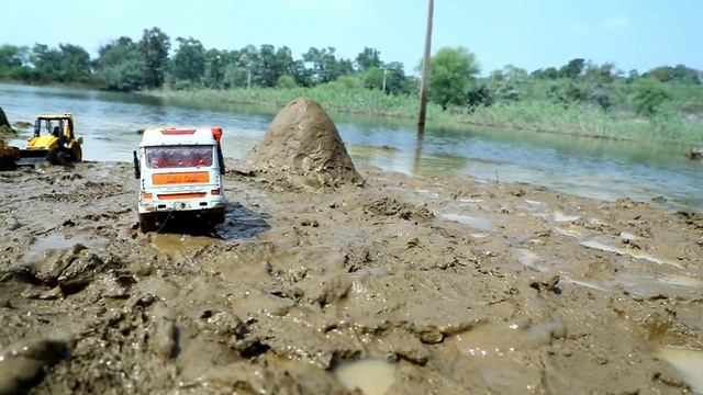 Джип и тракторы в грязи на берегу реки смотреть онлайн