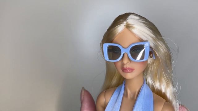 Распаковка и обзор базовой куклы Agnes Von Weiss Malibu Sky Fashion Royalty от Integrity Toys смотреть онлайн
