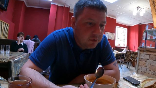 БОРЩ ЗА 11 ДОЛЛАРОВ / ДРУГ НАКОРМИЛ / ОБЫЧНЫЙ ДЕНЬ ФОТОГРАФА / КУПИЛ ЧЕЛИКУ ПОДАРОК смотреть онлайн