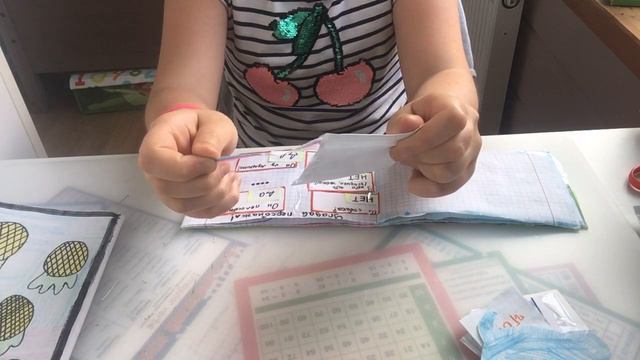 Распаковка бумажных сюрпризов копилки  девочки виде сладостей