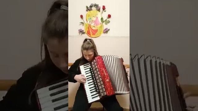 Играет Карина Болотских. М. Кюсс. Старинный вальс. смотреть онлайн
