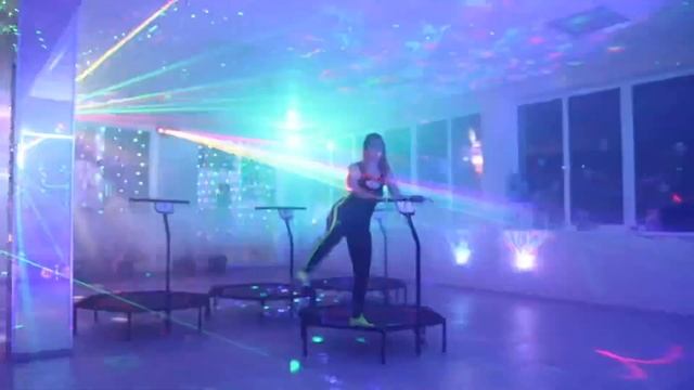 Jumping fitness. Джампинг. Скай джампинг. Фитнес на батуте. смотреть онлайн