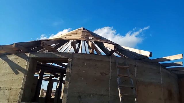Конусная крыша ЭКО круглого дома из монолитного арболита. смотреть онлайн