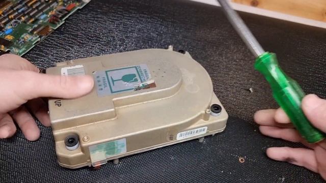 Time Capsule Unveiled: A Look Inside a 40-Year-Old Hard Disk Drive смотреть онлайн
