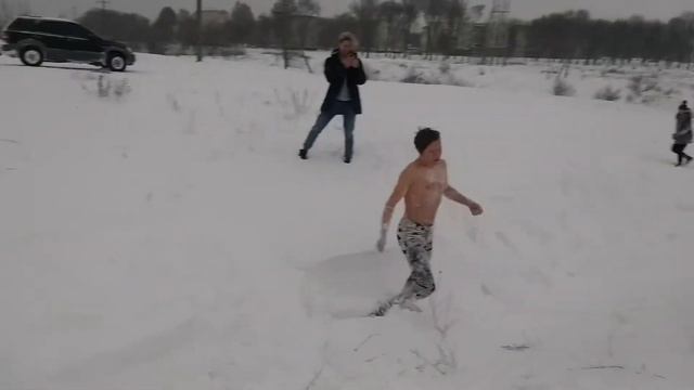 Зимние купания в снегу(2) смотреть онлайн
