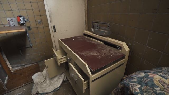 Creepy Abandoned Psychiatric Hospital Exploration смотреть онлайн