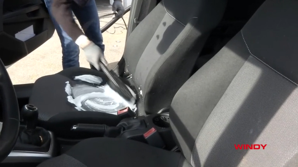 Пенная химчистка и уборка салона автомобиля пылесосом - экстрактором Windy IE Foam смотреть онлайн