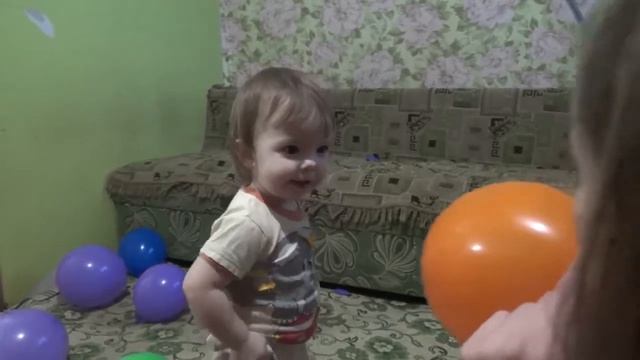 Полина и Ян играют в шарики смотреть онлайн