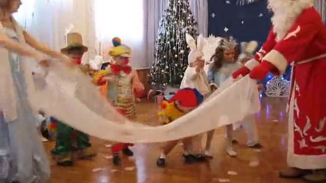 Новогодняя игра с тканью "ВОЛШЕБНЫЙ СНЕГ"муз.рук.Парахневич И.П. смотреть онлайн