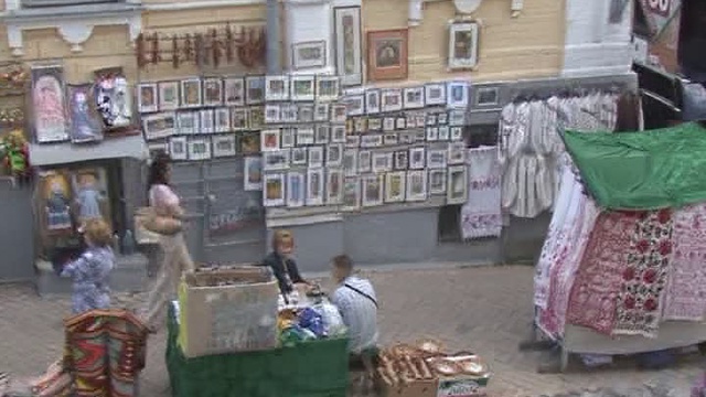 В Киеве уничтожается Андреевский узвиз . Войцеховский
