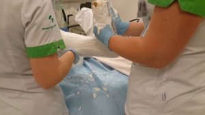 Накладывают гипс на ногу