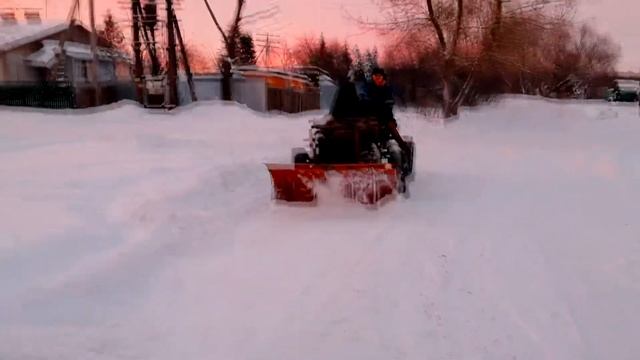 Самоделка из нивы с лопатой из бочки чистит снег смотреть онлайн