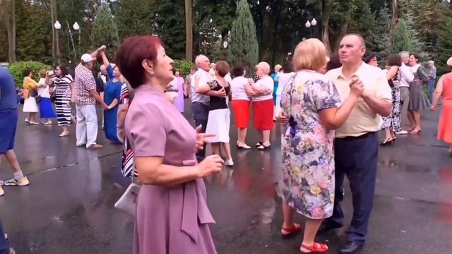 КУСТ РЯБИНЫ! КРАСИВАЯ ПЕСНЯ И ТАНЦЫ В ПАРКЕ ГОРЬКОГО ХАРЬКОВ смотреть онлайн