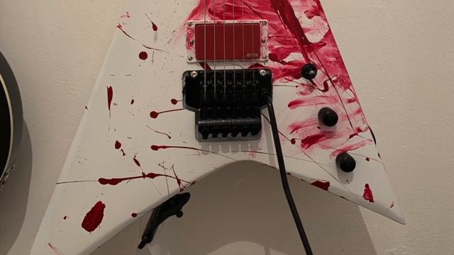 Rocktile Randy Rhodes Blood Splatter Flying V Build смотреть онлайн