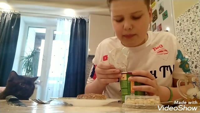 Бомж обед из пятёрочки котлеты куриные и куриный суп.