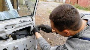 Снятие внешней ручки передней правой двери Мицубиси каризма