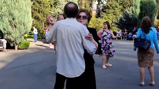 АХ, ТЮЛЬПАНЫ НЕЖНЫЕ ЦВЕТЫ! ТАНЦЫ ХАРЬКОВ УКРАИНА СЕНТЯБРЬ 2023 смотреть онлайн