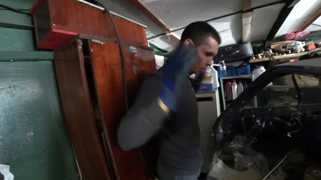 Купили гараж, а там... НАШЛИ МЕРСЕДЕС смотреть онлайн