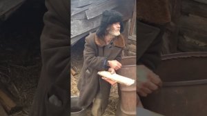 Отшельник живет в заброшенной деревне 17 лет в дали от цивилизации