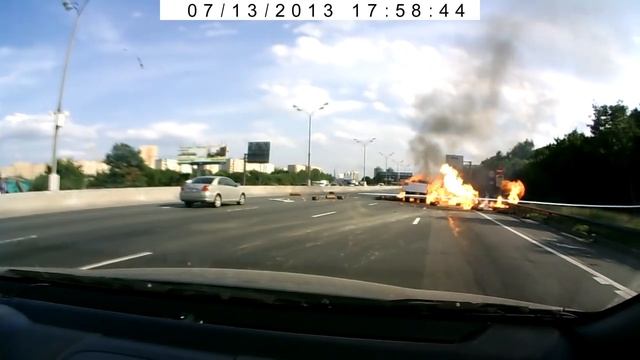 Взрыв ISUZU 13.07.2013 на МКАДе смотреть онлайн
