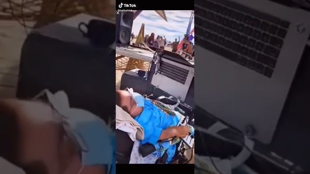 Под диджейский стол срочно требуется... смотреть онлайн