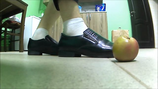 I'm crushing an apple. My Giant Foot Walking Among You. Stomp. Micro. Macro. Lick. Giant love foot. смотреть онлайн