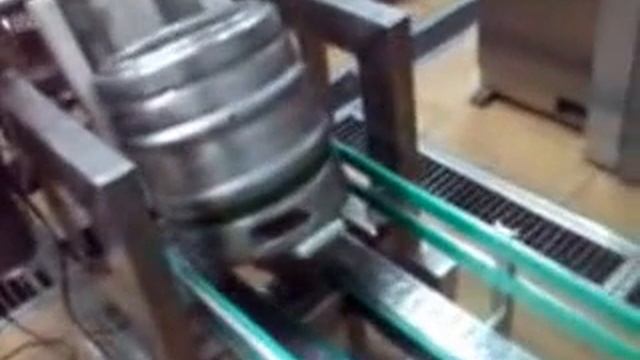 Автоматический кантователь КЕГ-бочек (опрокидыватель) смотреть онлайн