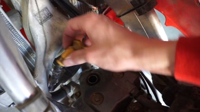 Changing 2010 CRF250R Spark Plug смотреть онлайн
