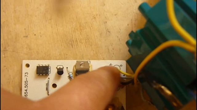 Как зарядить аккумулятор шуруповерта от зарядки Makita.