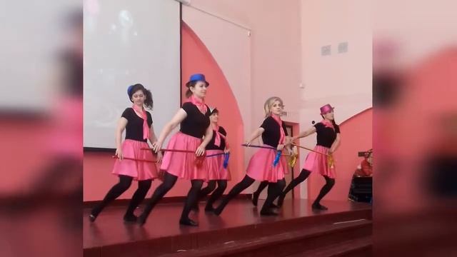 Воспитатели танцуют розовую пантеруа. ЧТО? смотреть онлайн