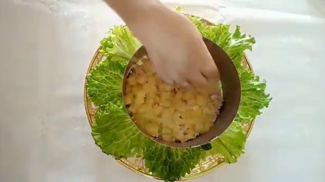 Ни одного праздника без этого салата. Нравится всем. Салат с ананасом. смотреть онлайн