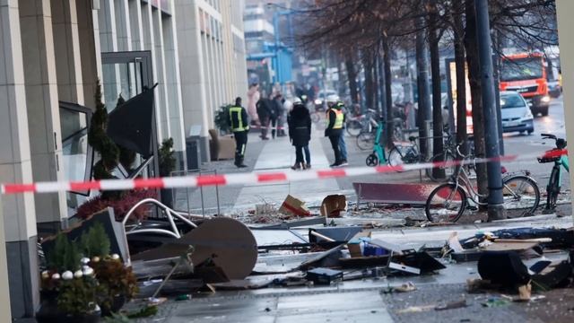 Seconds Before and After the Berlin Aquarium Burst Out All of a Sudden? Aquadom Disaster смотреть онлайн