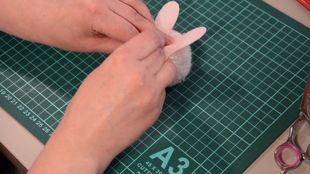 Простые идеи пасхального декора: игрушки-помпоны, цветочная композиция, покраска яиц смотреть онлайн