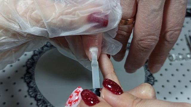 маникюр на клиенте