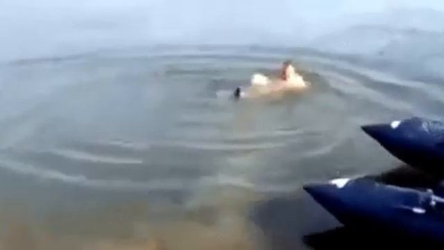 Искупался голышом, поймал на живца смотреть онлайн